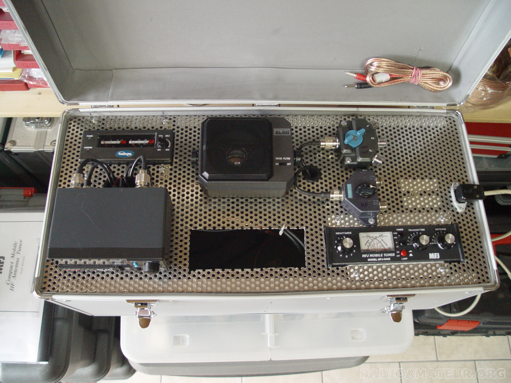 Photo 1 - Annonce radioamateur 405030 - Valise émetteur récepteur équipée HF vhf hhf icom 7000 et tous les accessoires